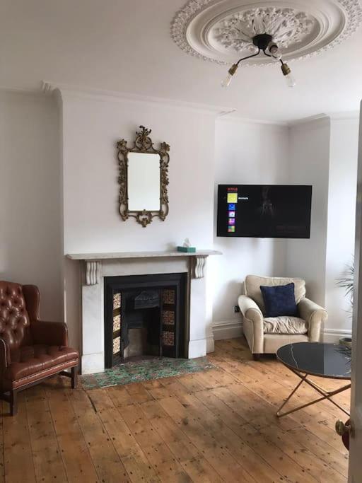 Large Newly Refurbished House Close To Harbour Bristol Bagian luar foto