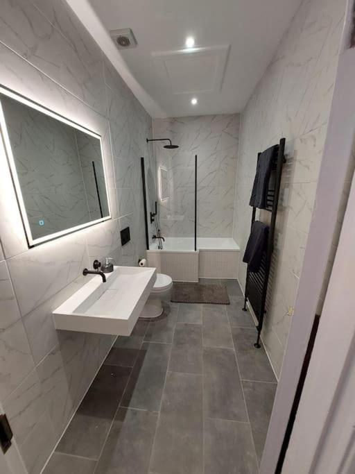 Large Newly Refurbished House Close To Harbour Bristol Bagian luar foto