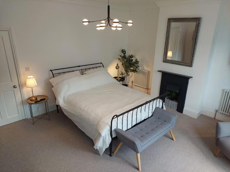 Large Newly Refurbished House Close To Harbour Bristol Bagian luar foto